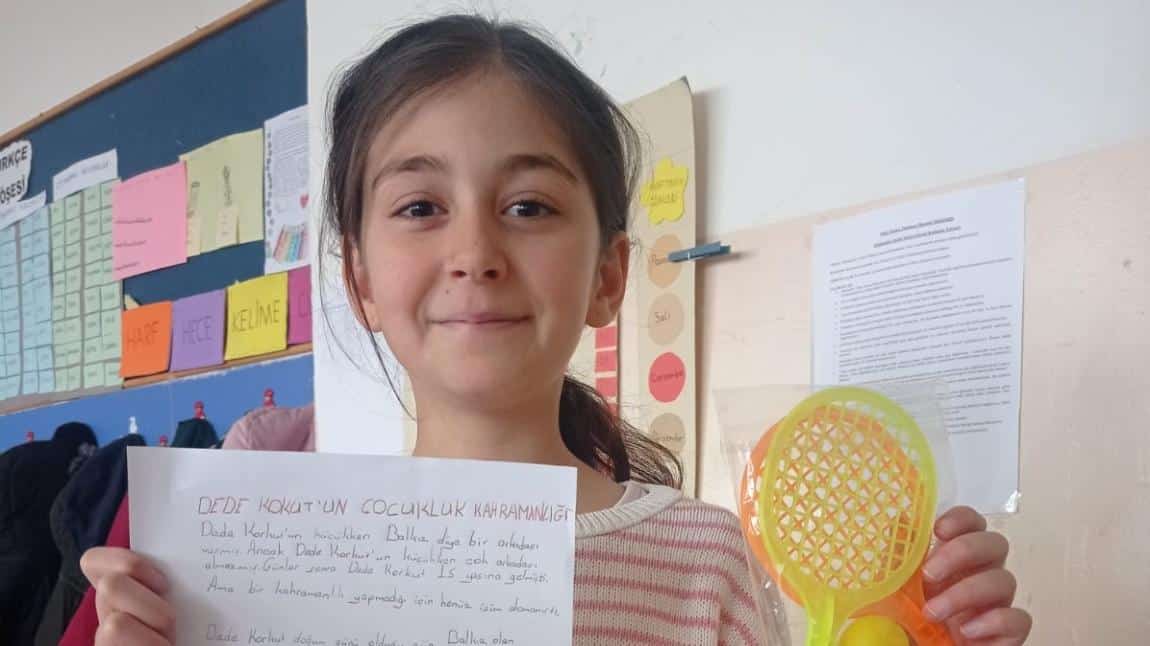 Dede Korkut Hikaye yazma yarışmasında birinci olan okulumuz 4/B sınıfı öğrencisi Esmanur Çil ödüllendirildi.